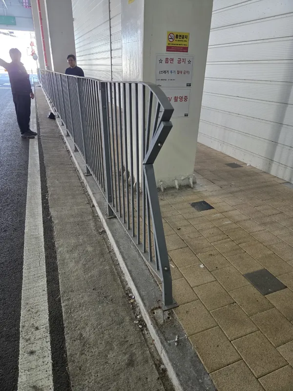 건물 복도·경사 통로 난간대 수리 이후