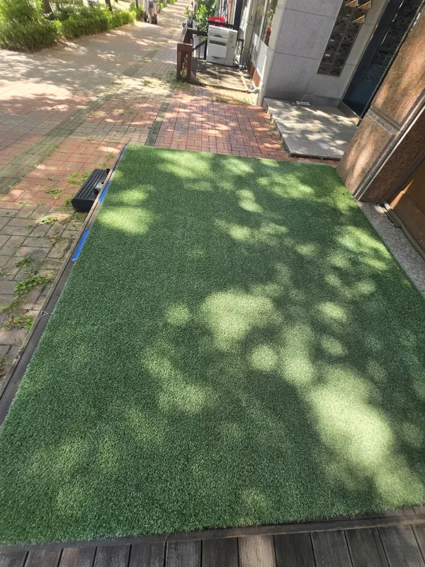 야외 경계·화단 주변 난간대 평철 시공 이후