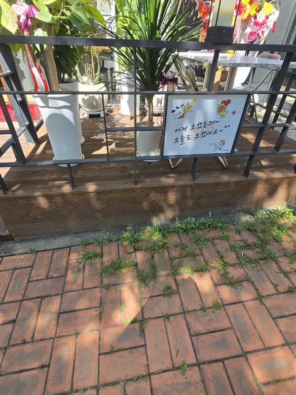야외 경계·화단 주변 난간대 평철 시공 이전