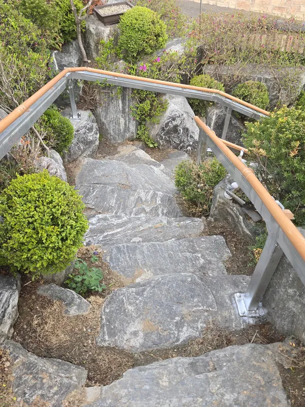 조경석 계단·경사 구간 경사 구간 난간대 보수 이후