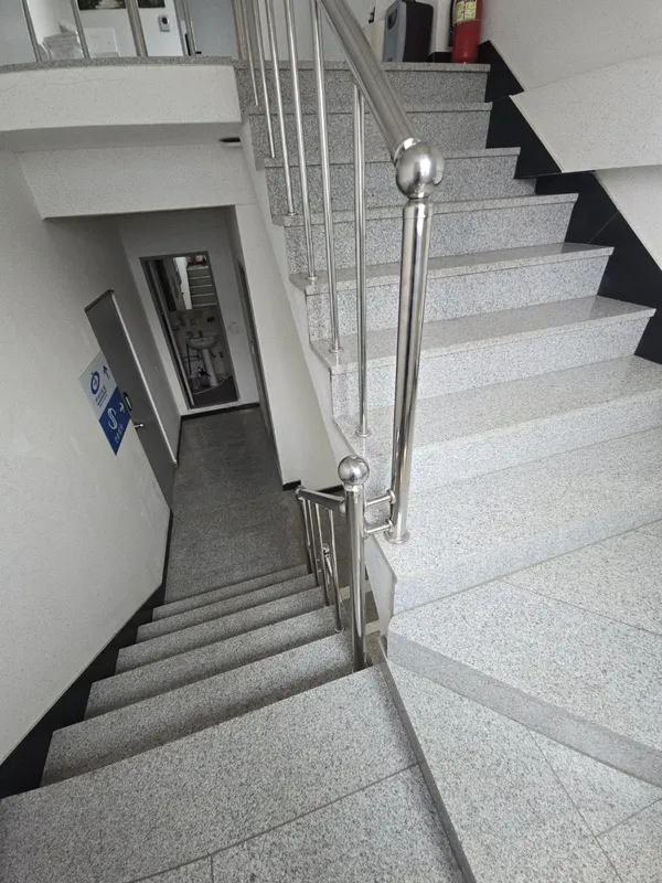 건물 실내 계단 실내 계단 난간대 보수 이후