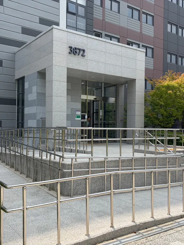 아파트 단지 출입구 경사로·계단 난간대 보수 점검 이전