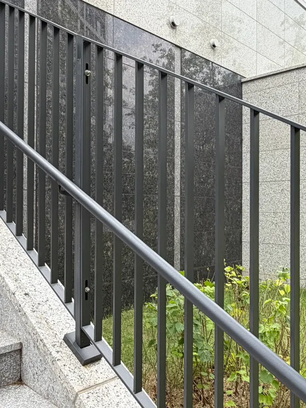 아파트 단지 외부 계단 철제 난간대 손잡이 보수 이전