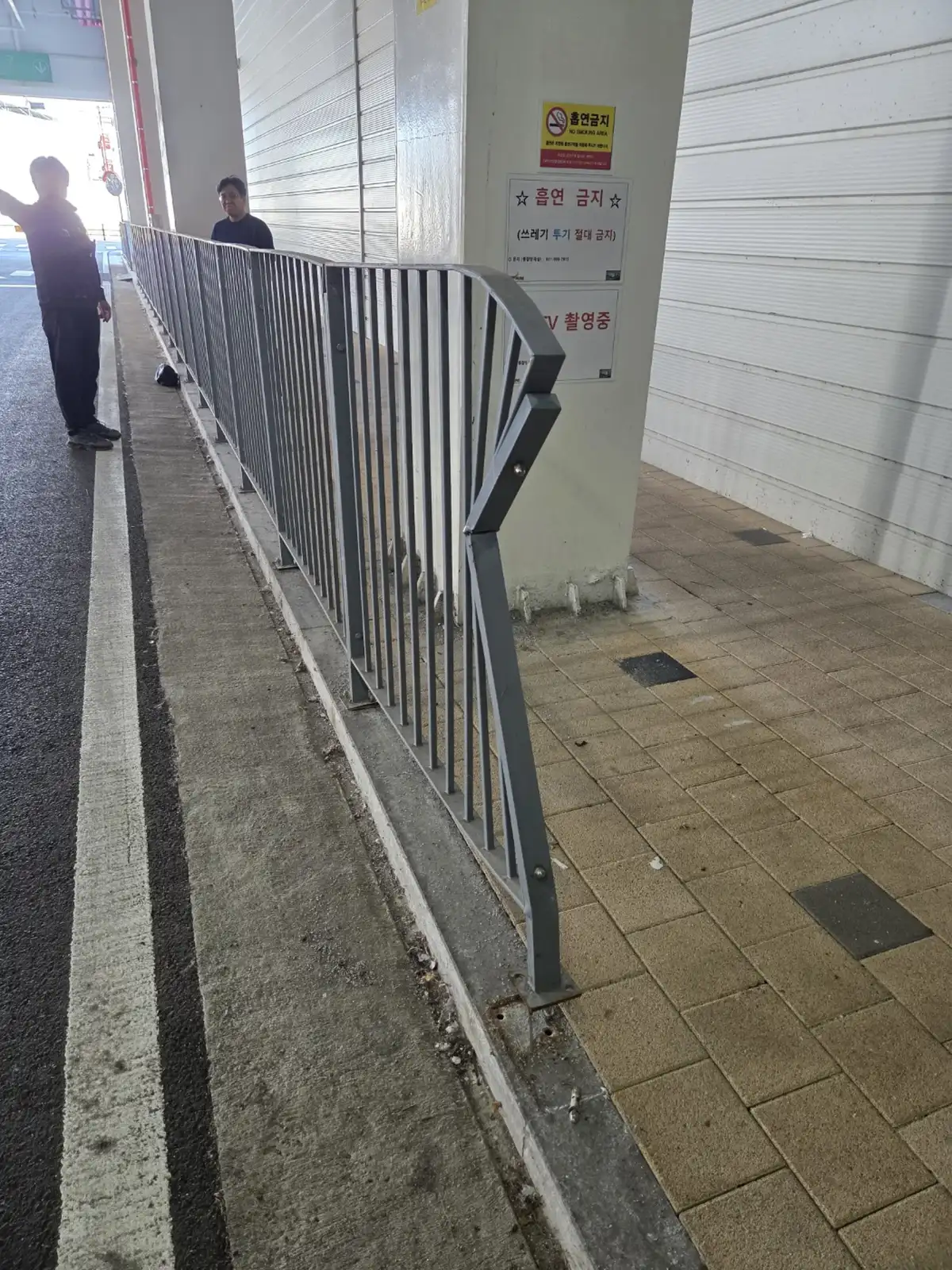 건물 복도 경사 통로 옆 난간대 수리 후 모습