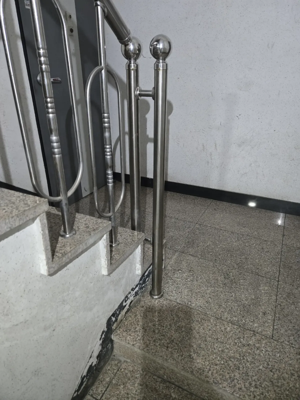 건물 계단 스테인리스 난간대 용접 보수 후 모습