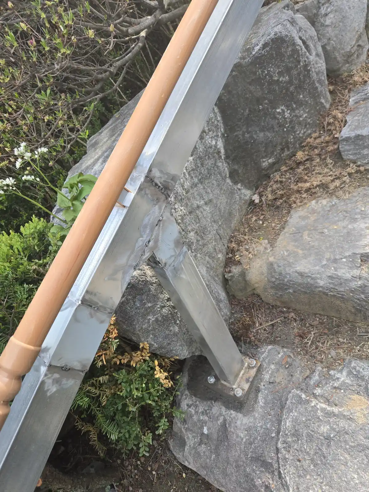조경석 경사 계단 구간 난간대 작업 전
