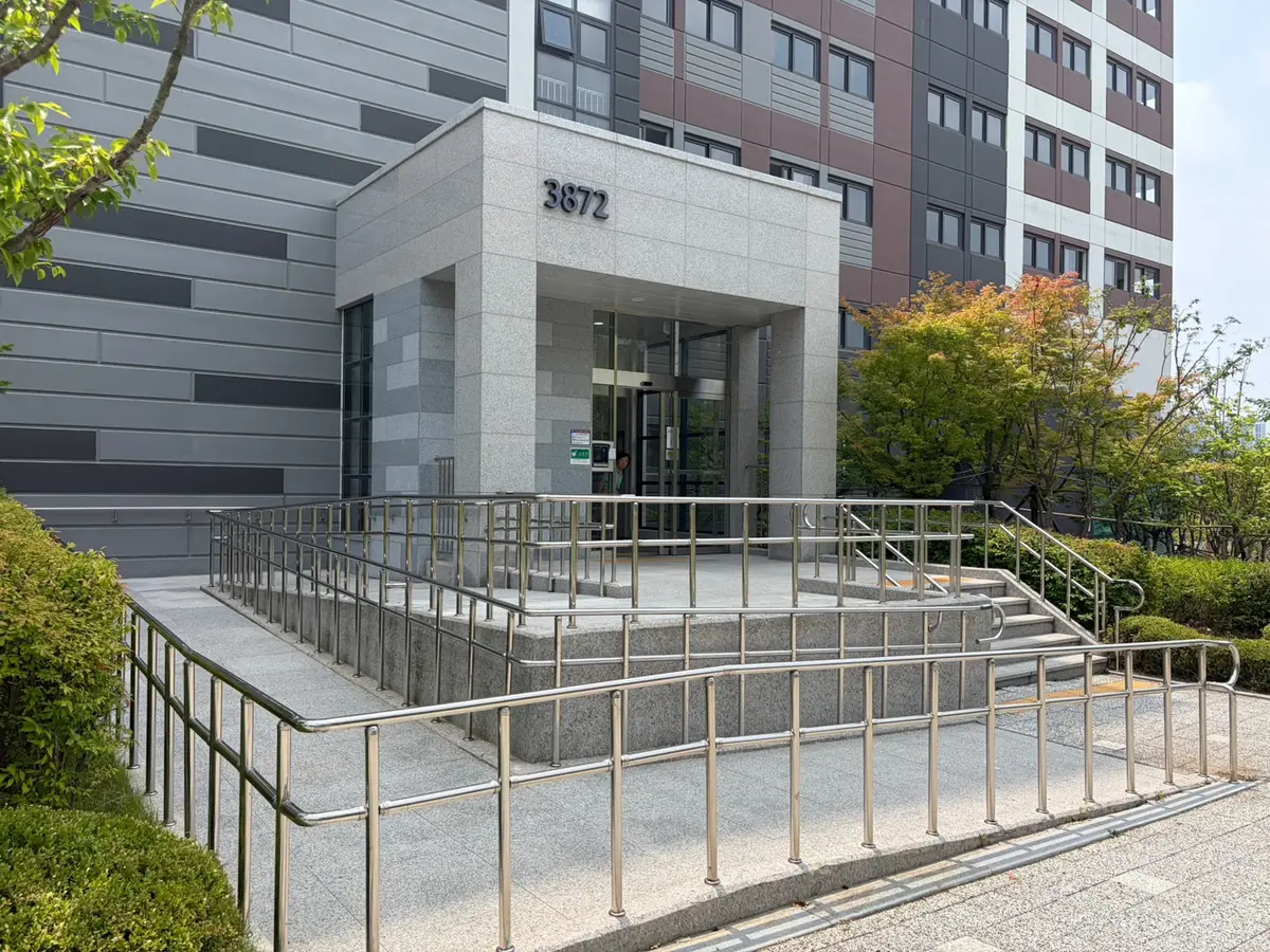 아파트 단지 출입구 경사로 난간대 보수 점검 현장 전경