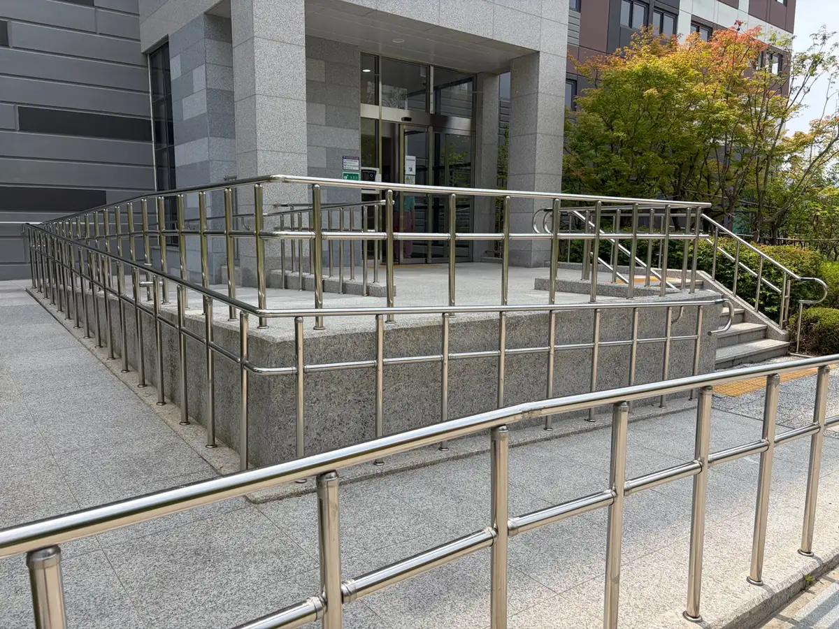 아파트 단지 출입구 경사로 난간대 2번째 단계