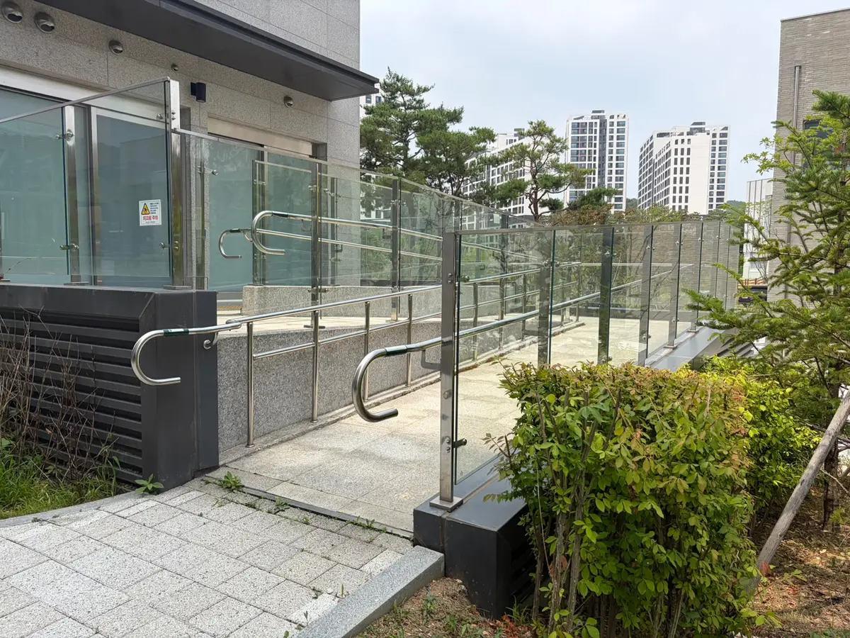아파트 단지 출입구 경사로 난간대 6번째 단계