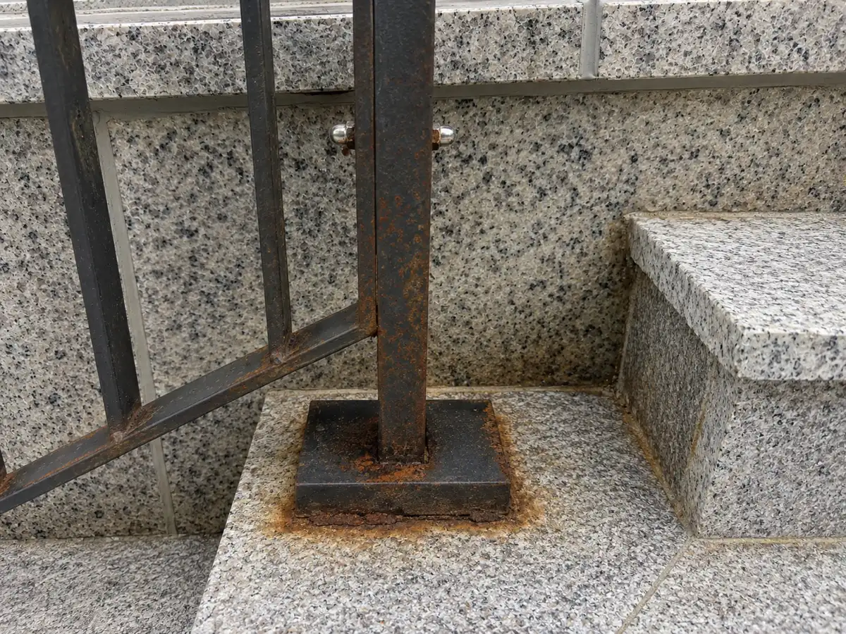 철제 난간대 하단 고정판 녹 점검 모습