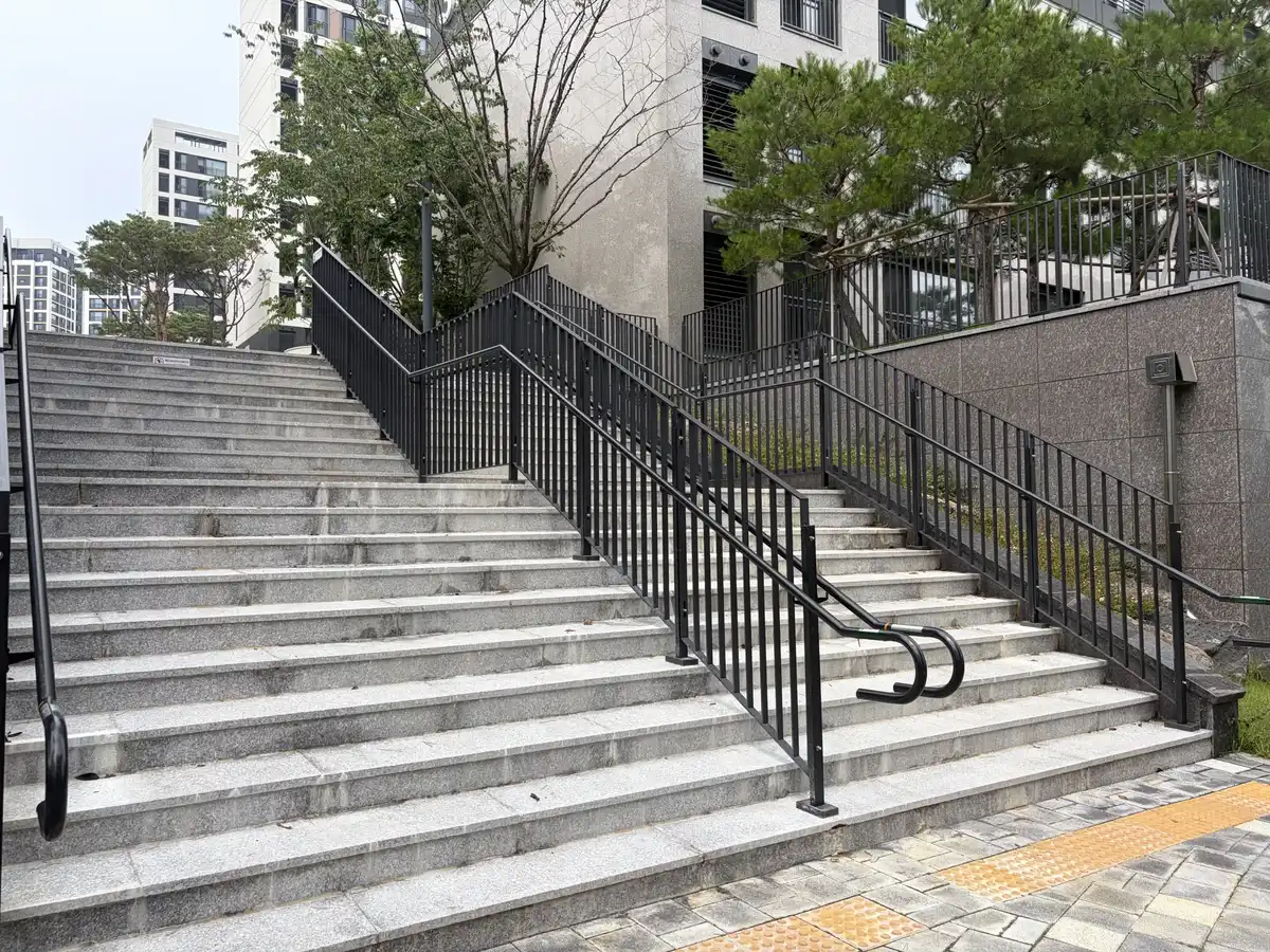 아파트 단지 옹벽 옆 계단 철제 난간대 작업 전