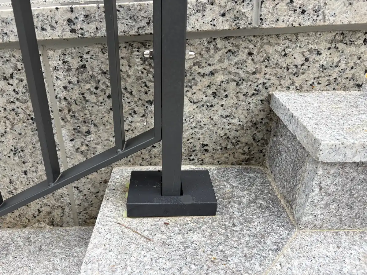 아파트 단지 옹벽 옆 계단 철제 난간대 8번째 단계