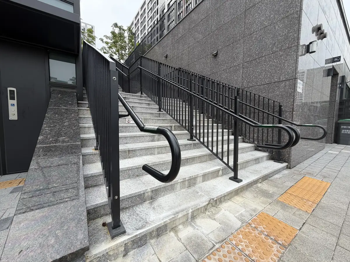 아파트 단지 건물 출입구 계단 난간대 4번째 단계